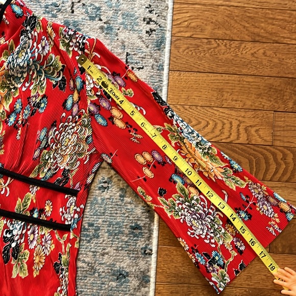 Vintage Floral Crinkle V-Neck Asian Print Top - Picture 5 of 14